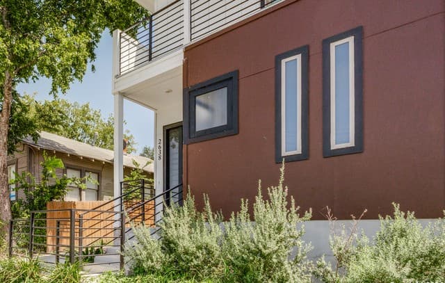 3-bedroom rental at 2638 E Commerce St in San Antonio, TX — photo 3