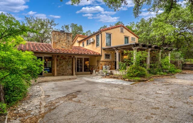 5-bedroom rental at 24159 Boerne Stage Rd in San Antonio, TX — photo 1