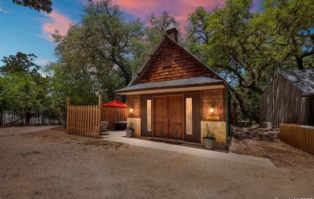 5-bedroom rental at 24159 Boerne Stage Rd in San Antonio, TX — photo 2