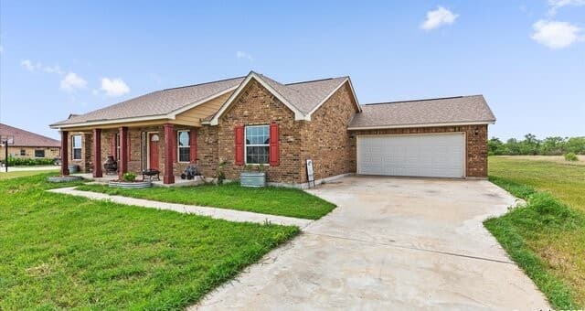 3-bedroom rental at 145 Gentle Breeze in Floresville, TX — photo 3