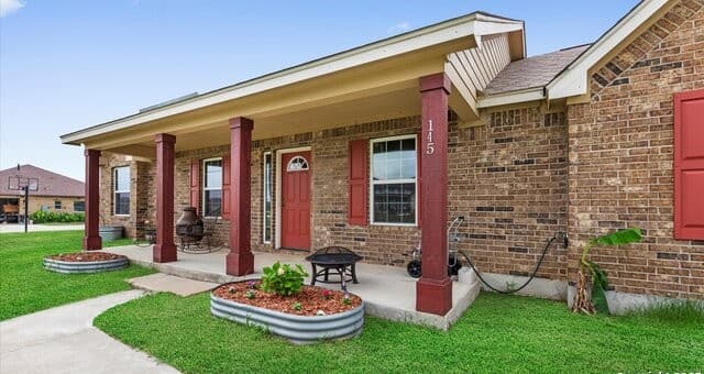 3-bedroom rental at 145 Gentle Breeze in Floresville, TX — photo 4