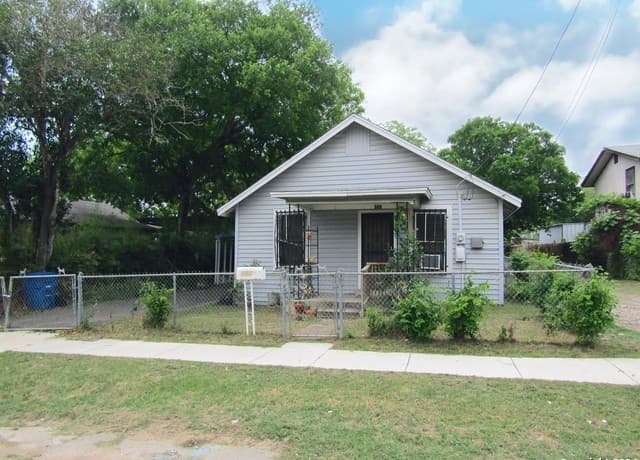 4-bedroom rental at 217 Lancaster in San Antonio, TX — photo 1