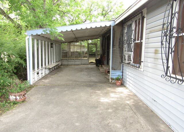4-bedroom rental at 217 Lancaster in San Antonio, TX — photo 3