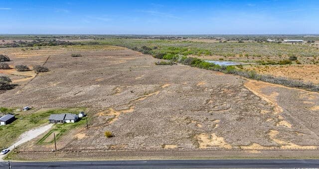 rental at 000 Ernst Rd in Pleasanton, TX — photo 2