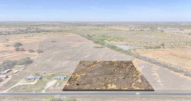 rental at 000 Ernst Rd in Pleasanton, TX — photo 3