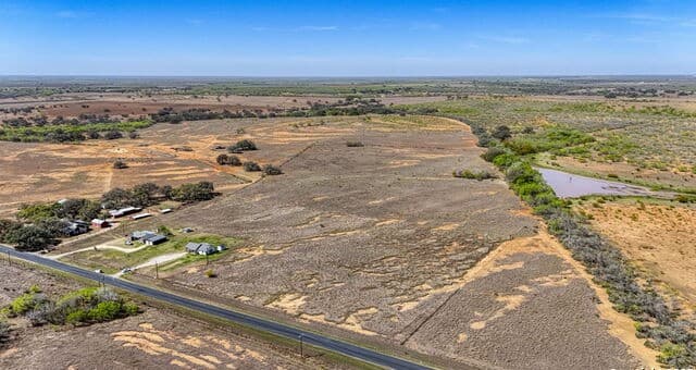 rental at 000 Ernst Rd in Pleasanton, TX — photo 4