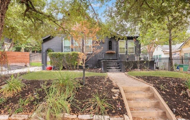 3-bedroom rental at 418 W Rosewood Ave in San Antonio, TX — photo 1