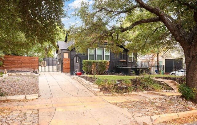 3-bedroom rental at 418 W Rosewood Ave in San Antonio, TX — photo 2