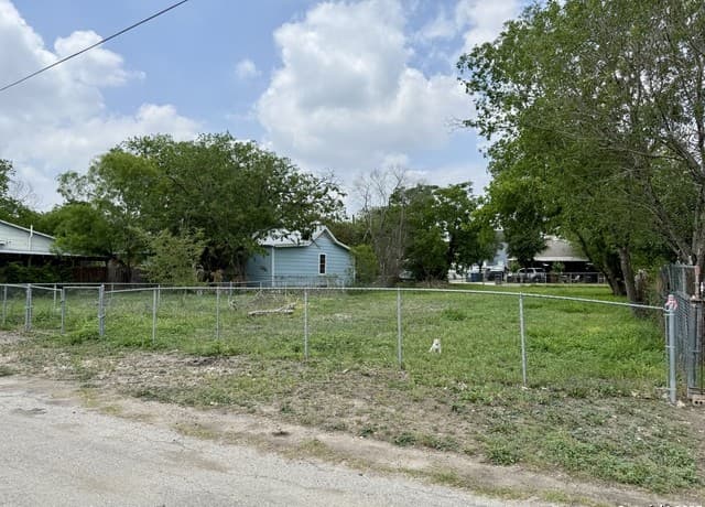 rental at 622 Martin Luther King Dr in San Antonio, TX — photo 3