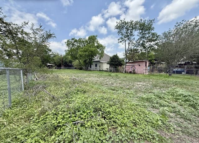 rental at 622 Martin Luther King Dr in San Antonio, TX — photo 5