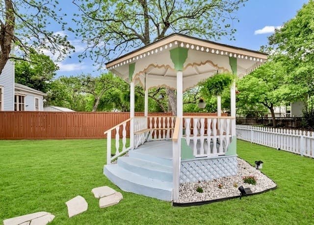 5-bedroom rental at 705 E Guenther in San Antonio, TX — photo 2