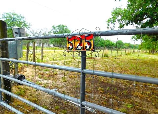 2-bedroom rental at 525 Cherry Ridge in Floresville, TX — photo 4