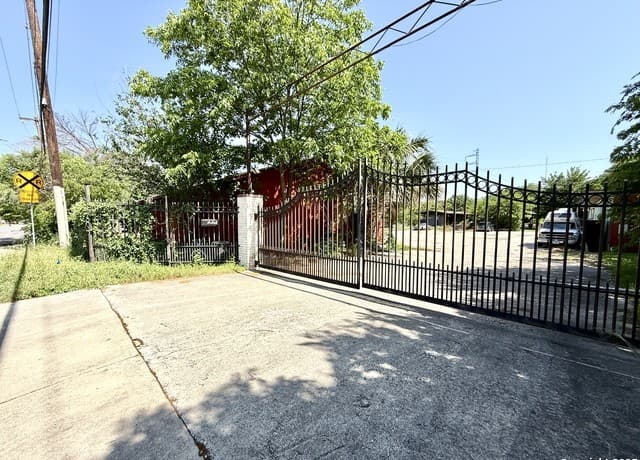 rental at 1010 W Ashby Pl in San Antonio, TX — photo 5
