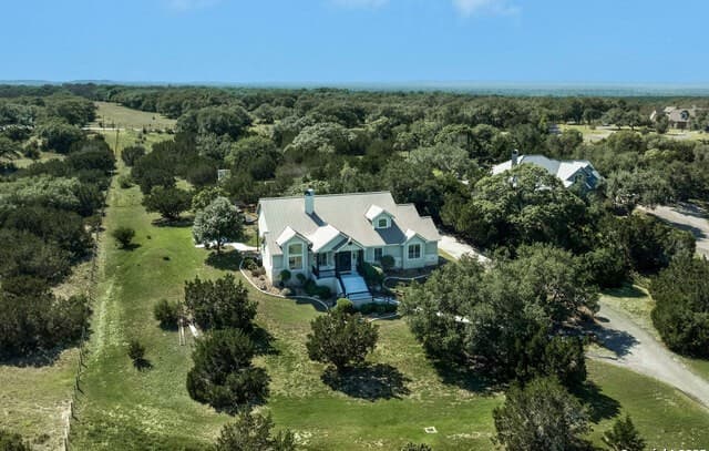 4-bedroom rental at 102 Summer Glen in Boerne, TX — photo 3