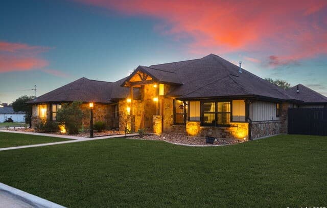 4-bedroom rental at 303 Schneider St in Poth, TX — photo 4