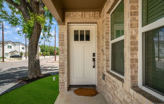 3-bedroom rental at 1104 S Gevers St in San Antonio, TX — photo 3