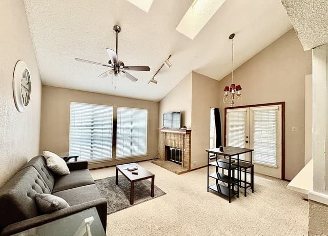 1-bedroom rental at 8633 Datapoint Dr in San Antonio, TX — photo 3