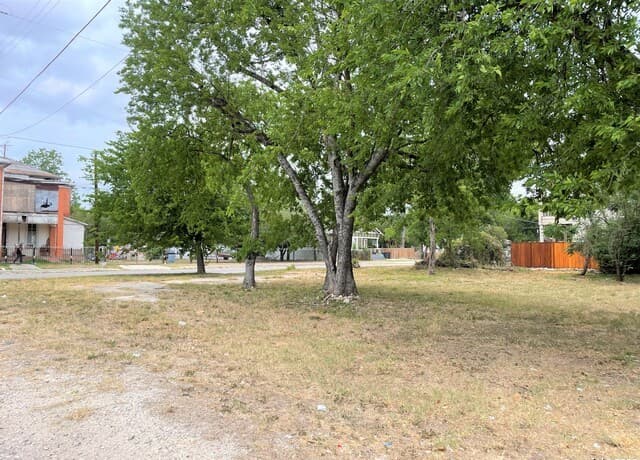 rental at 902 S Mittman St in San Antonio, TX — photo 1