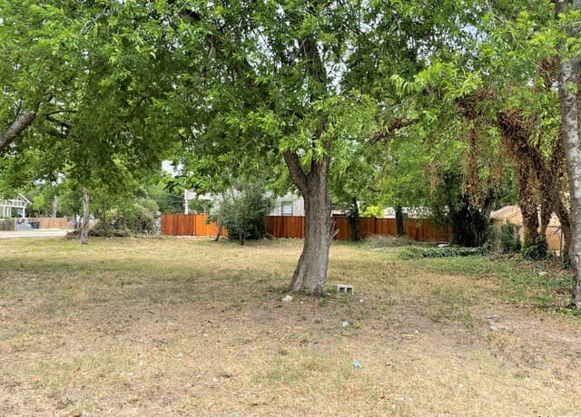 rental at 902 S Mittman St in San Antonio, TX — photo 2