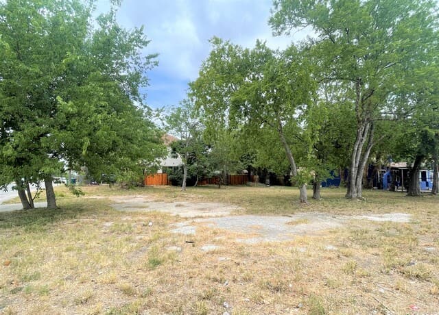 rental at 902 S Mittman St in San Antonio, TX — photo 3