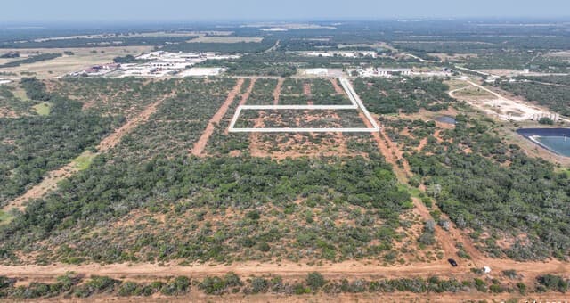 rental at 000 County Road 429 in Pleasanton, TX — photo 5
