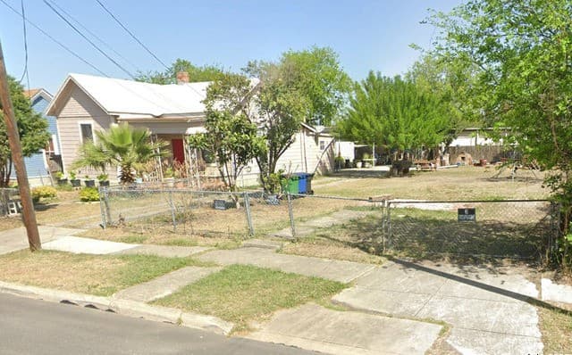 rental at 1019 E Crockett St in San Antonio, TX — photo 3