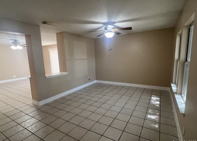 3-bedroom rental at 15558 Knollmeadow in San Antonio, TX — photo 4