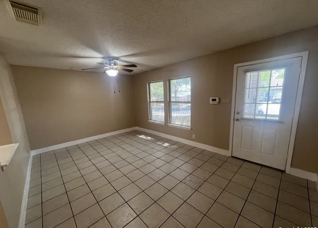 3-bedroom rental at 15558 Knollmeadow in San Antonio, TX — photo 5