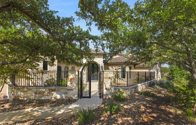 4-bedroom rental at 2219 Clubs Dr in Boerne, TX — photo 3