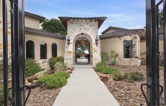 4-bedroom rental at 2219 Clubs Dr in Boerne, TX — photo 4