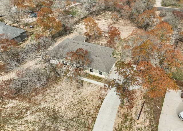 4-bedroom rental at 195 Log Cabin in Poteet, TX — photo 2