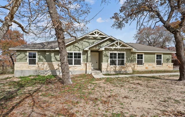 4-bedroom rental at 195 Log Cabin in Poteet, TX — photo 4