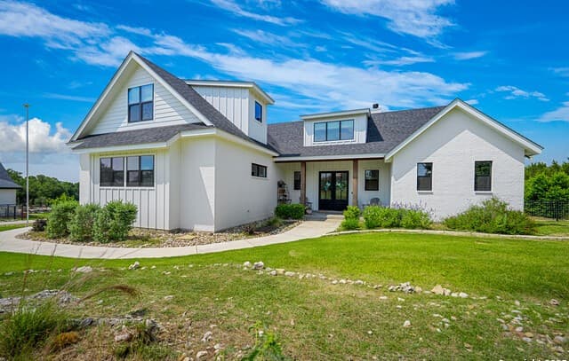 4-bedroom rental at 340 Warbler in Spring Branch, TX — photo 2