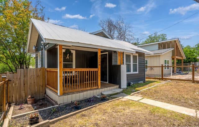 2-bedroom rental at 1726 Center in San Antonio, TX — photo 2