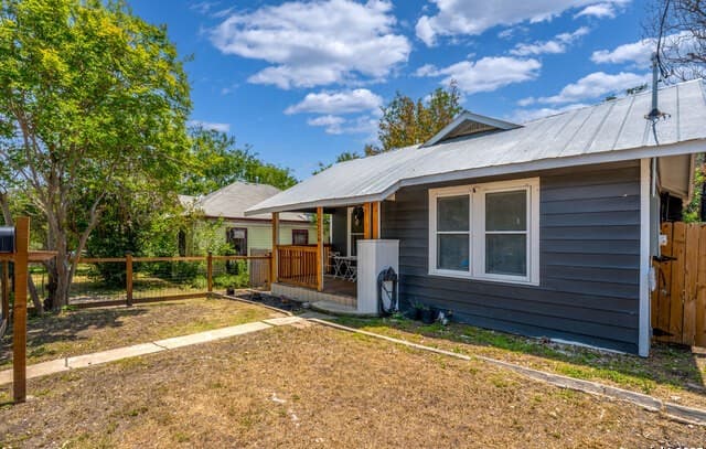 2-bedroom rental at 1726 Center in San Antonio, TX — photo 3
