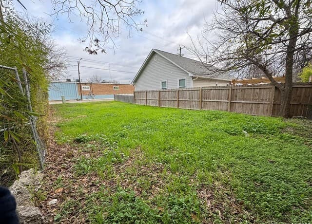 rental at 423 N Hackberry St in San Antonio, TX — photo 4
