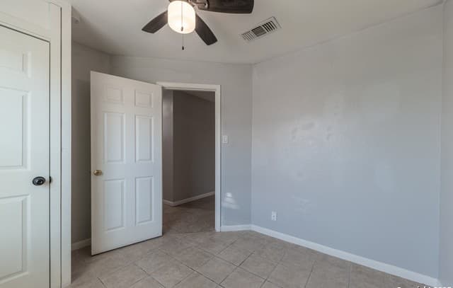 3-bedroom rental at 7642 Oak Chase in San Antonio, TX — photo 2