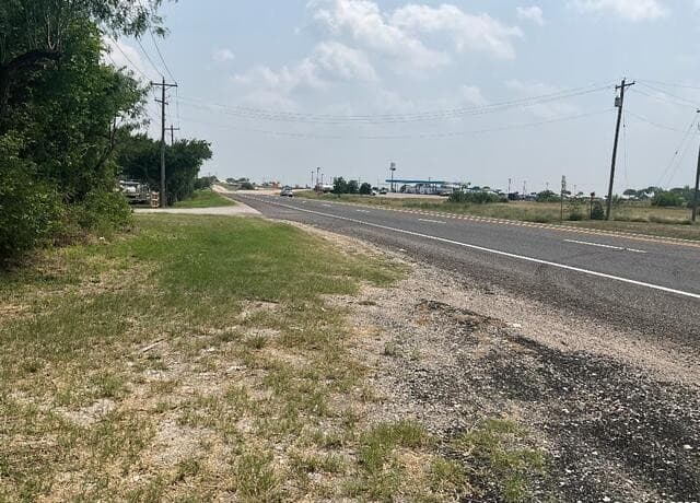 rental at 1241 S Sh-123 in Karnes City, TX — photo 3