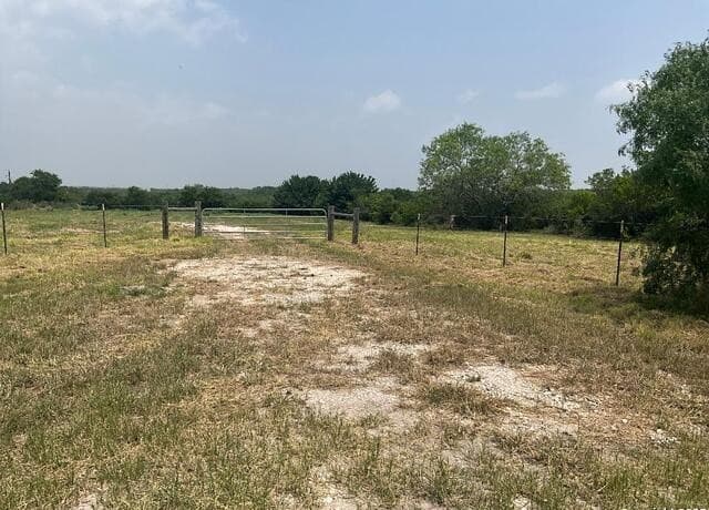 rental at 1241 S Sh-123 in Karnes City, TX — photo 4