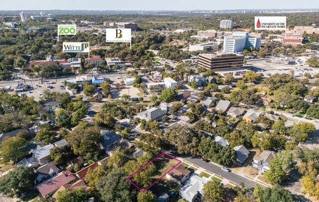 rental at 220 Pershing Ave in San Antonio, TX — photo 2