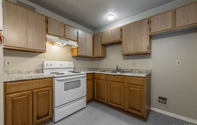 1-bedroom rental at 1634 W Woodlawn Unit 2 in San Antonio, TX — photo 4