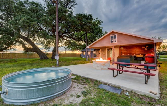 2-bedroom rental at 15592 Miller in St Hedwig, TX — photo 1