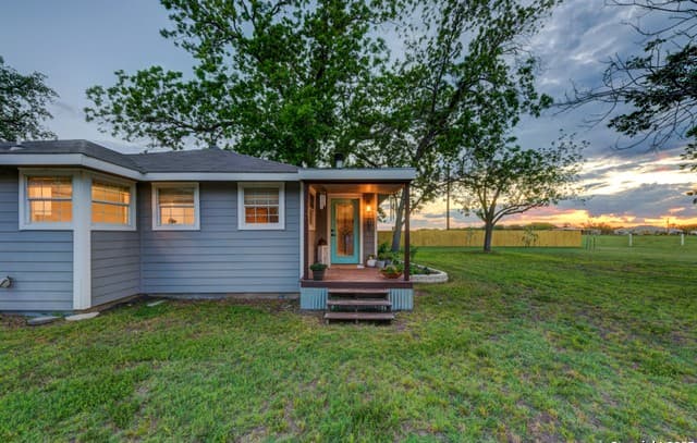 2-bedroom rental at 15592 Miller in St Hedwig, TX — photo 3