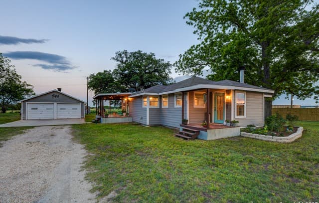 2-bedroom rental at 15592 Miller in St Hedwig, TX — photo 4