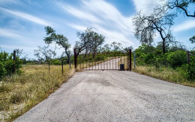 rental at 3044 County Road 2615 in Rio Medina, TX — photo 1