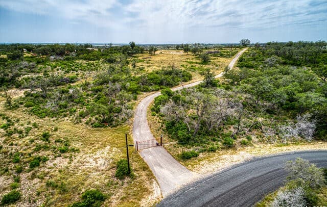 rental at 3044 County Road 2615 in Rio Medina, TX — photo 2