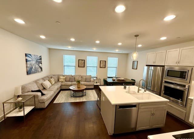 3-bedroom rental at 808 E Carson St Unit 102 in San Antonio, TX — photo 1