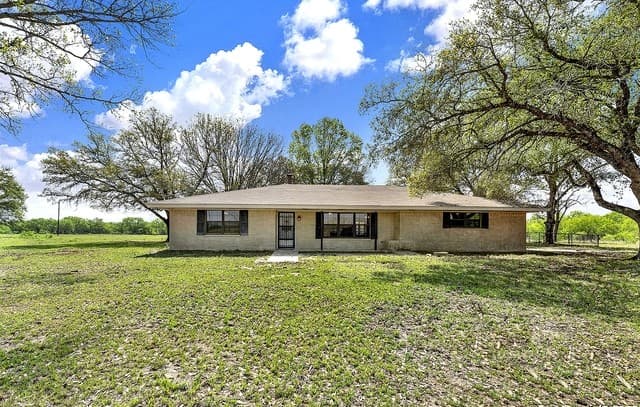 2-bedroom rental at 1212 County Road 337 in La Vernia, TX — photo 1