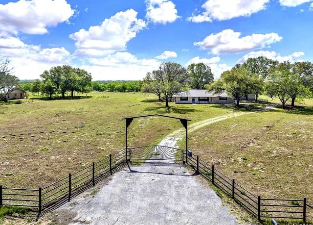 2-bedroom rental at 1212 County Road 337 in La Vernia, TX — photo 2
