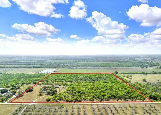 2-bedroom rental at 1212 County Road 337 in La Vernia, TX — photo 3